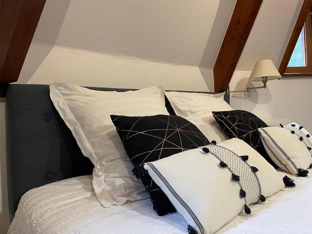 Le Prieure Des Fontaines Hotel Les Preaux Екстериор снимка
