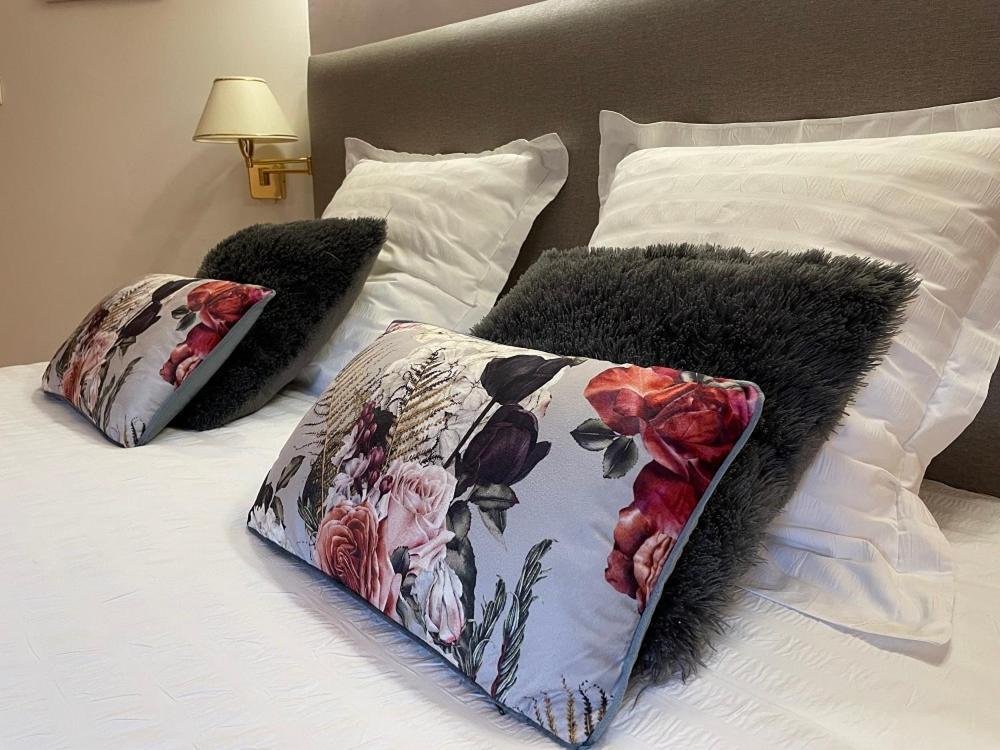 Le Prieure Des Fontaines Hotel Les Preaux Екстериор снимка